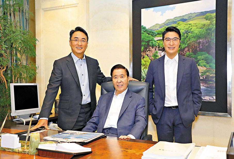 ●李兆基與兩名兒子合照。 資料圖片