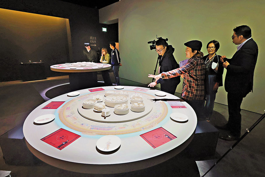 ●展覽單元「虛擬餐桌」,以動畫回顧食器前世今生。 香港文匯報記者涂穴 攝