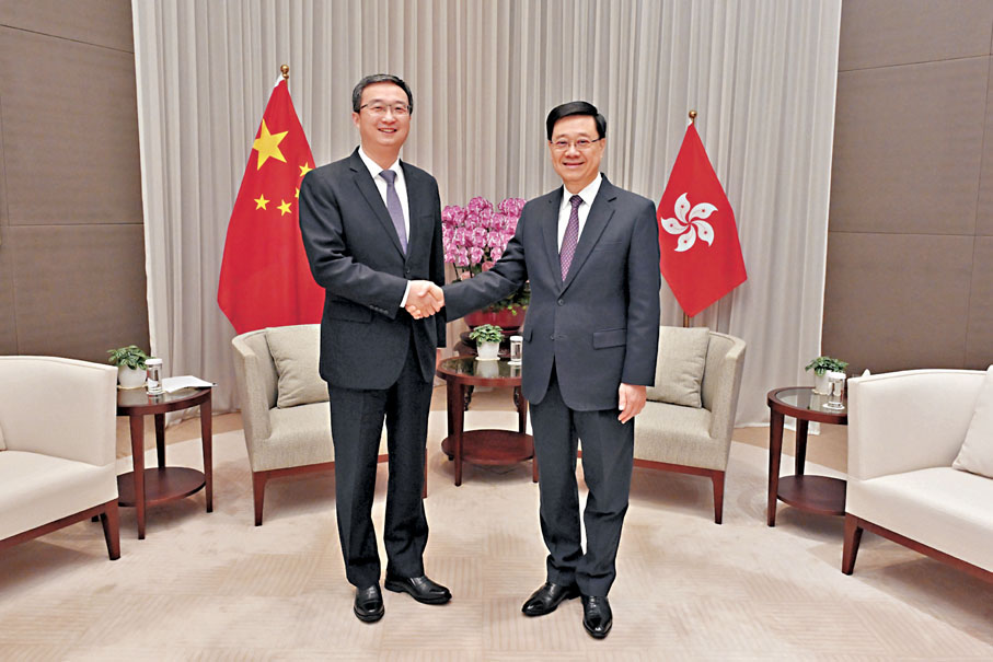 ●行政長官李家超昨日與東莞市委書記韋皓(左)會面。