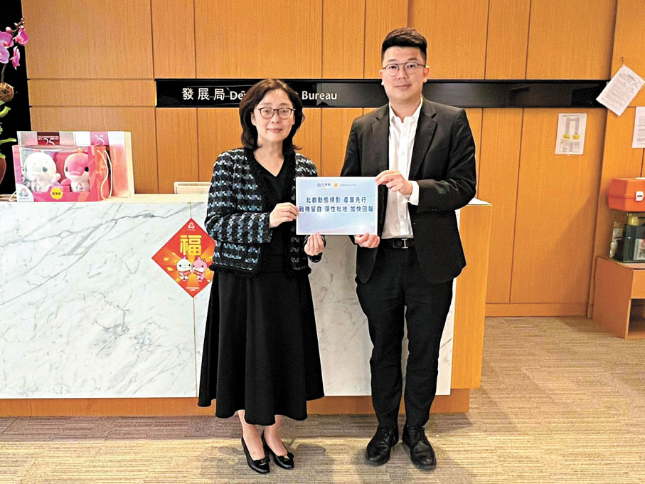 ●劉國勳與發展局局長甯漢豪(左)見面,提出利用產業先行帶動北都區發展。 劉國勳Fb圖片