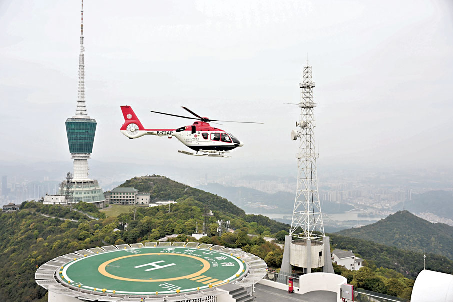 ●3月18日,深圳市梧桐山第十屆毛棉杜鵑花會在羅湖區梧桐山梧桐閣開幕。圖為中信海直載客觀光飛行。 中通社