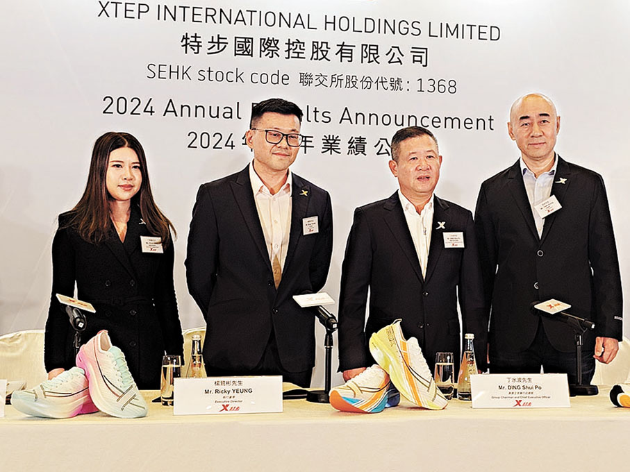 ●左起為特步首席財務官丁利智、執董楊鷺彬、主席丁水波及總裁田忠。香港文匯報記者岑健樂 攝