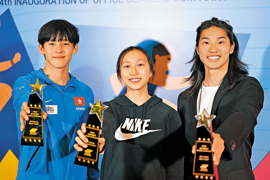 ●張紹衡(左一)與青年組男女子最佳運動員、百米飛人吳君浩以及跳遠女將賈慧妍合影。香港文匯報記者葉詩敏 攝