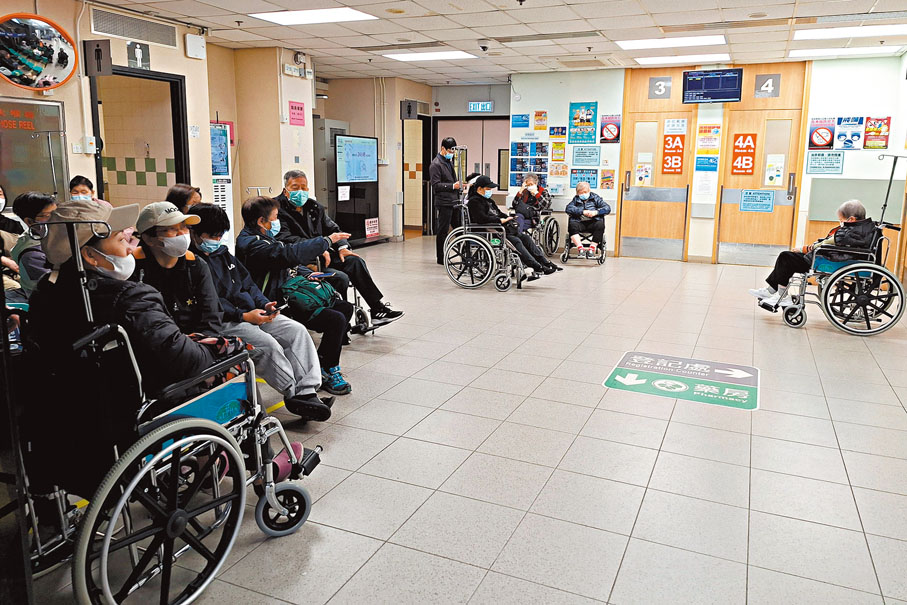 ●不少病人疑似將聯合醫院急症室當作普通門診使用。香港文匯報記者黃艾力 攝