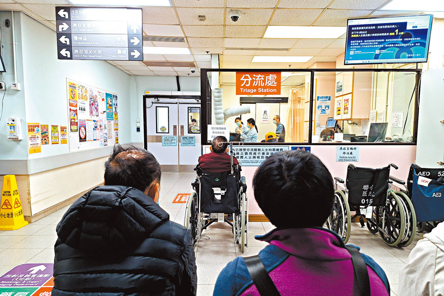●聯合醫院急症室早上11時的等候時間長達4小時，現場氣氛緊張而忙碌。香港文匯報記者黃艾力 攝