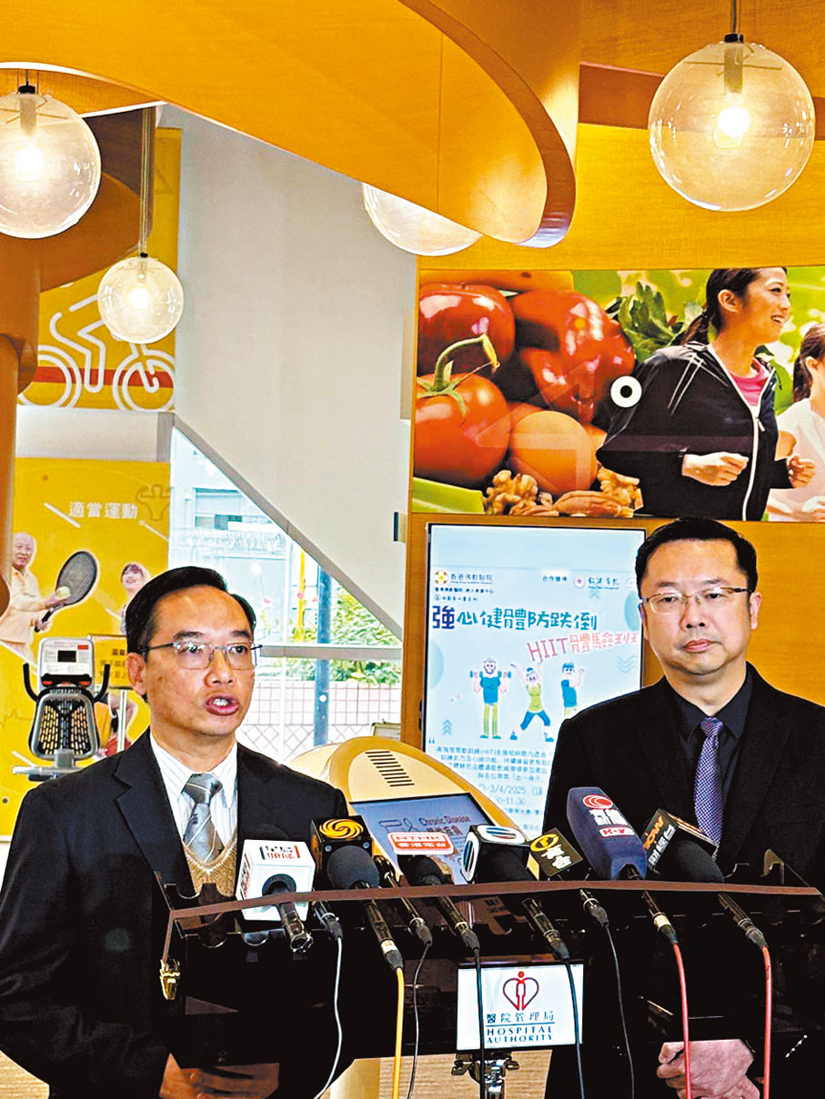 ●蕭粵中（左）及黃立己支持透過價格調整改變市民求診習慣。 香港文匯報記者趙夢縈 攝