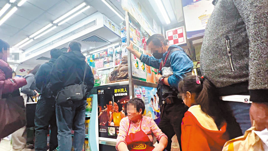 ●以店員充當「醫生」為街坊診症及配藥的藥房，年前曾因違規售賣管制藥物被判罰，未幾又捲土重來。香港文匯報記者文禮願  攝