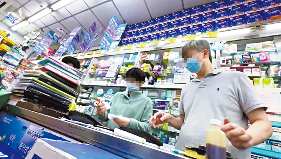 ●有街坊指，疑在沒有醫生紙情況下照樣處方抗生素的「店員」（右）實為老闆的二仔。香港文匯報記者文禮願  攝