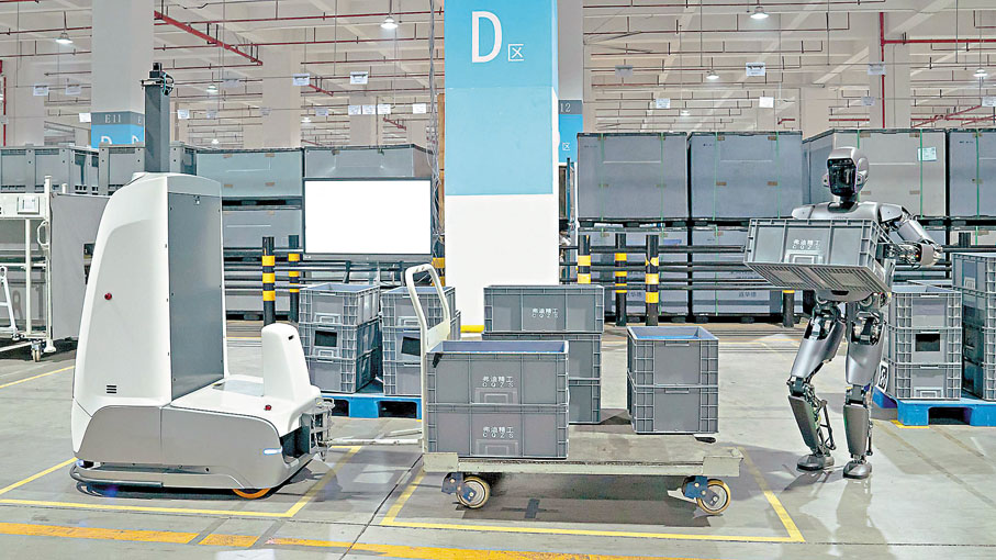 ●優必選工業人形機器人Walker S1在比亞迪工廠與無人物流車協同執行搬運任務。香港文匯報深圳傳真