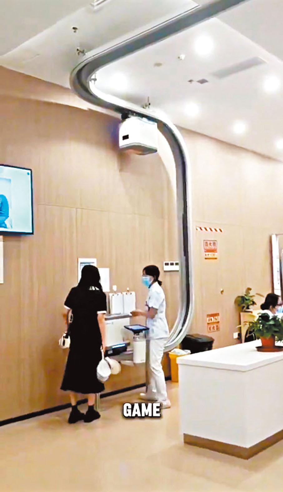 ●外交部發言人毛寧上傳關於中國智慧醫院的視頻中，自動化藥物配送系統全天候精準運轉患者所需藥品。 視頻截圖