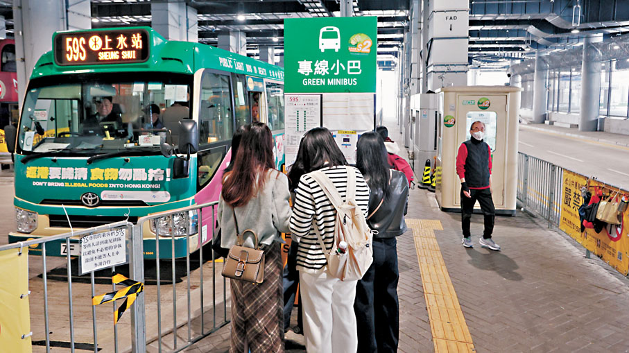 ●有專線小巴營辦商認為，北都區在發展鐵路運輸系統的同時，亦需要專線小巴作為短途接駁交通工具。圖為市民排隊乘搭專線小巴。資料圖片