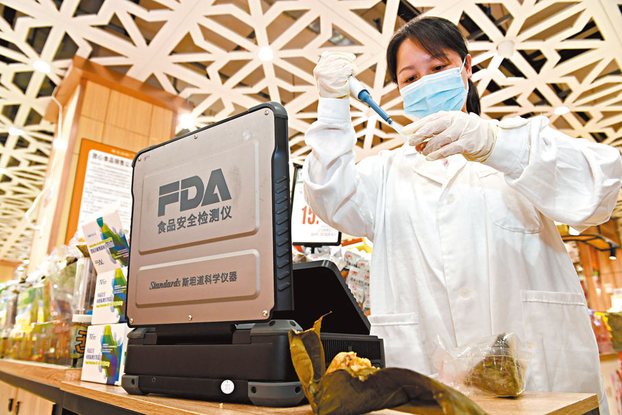 ●中辦、國辦發文進一步強化食品安全全鏈條監管。圖為市場監管所執法人員在超市檢查食品。 資料圖片