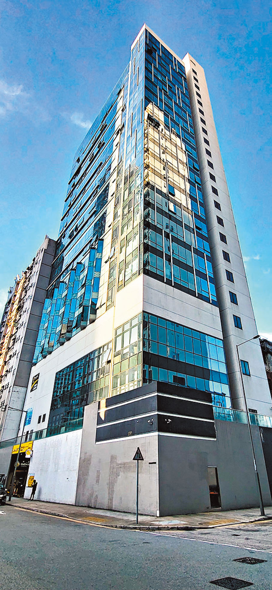 ●控方傳召爆炸品專家指現場宏創方搜獲的三過氧化三丙酮高性能炸藥。圖為大角咀必發街宏創方。資料圖片