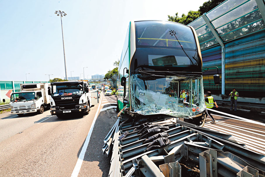 ●九巴在大埔吐露港公路撼分岔路鐵欄。香港文匯報記者劉友光 攝