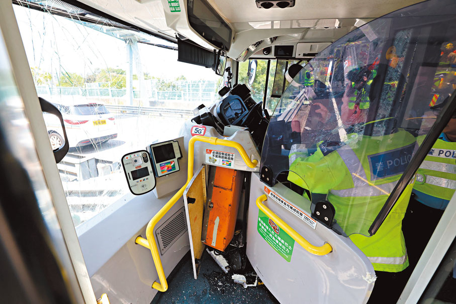 ●巴士車頭嚴重損毀。香港文匯報記者劉友光 攝