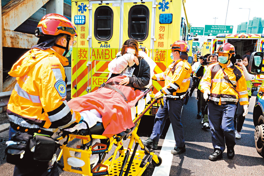 ●多名乘客及車長受傷送院。香港文匯報記者劉友光 攝