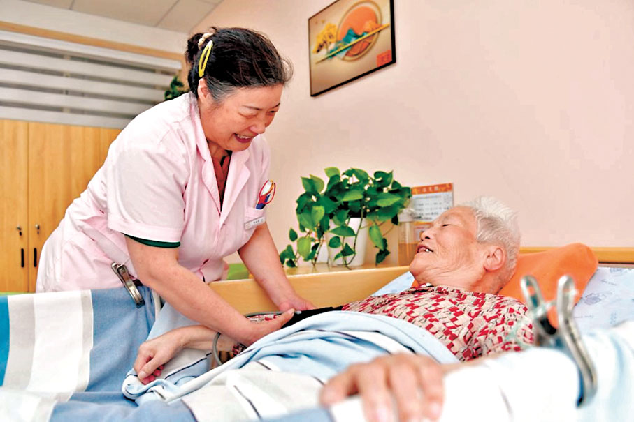 ●去年5月25日，在山東省日照市東港區石臼街道津海社區養老服務中心，工作人員照料失能老人。網上圖片