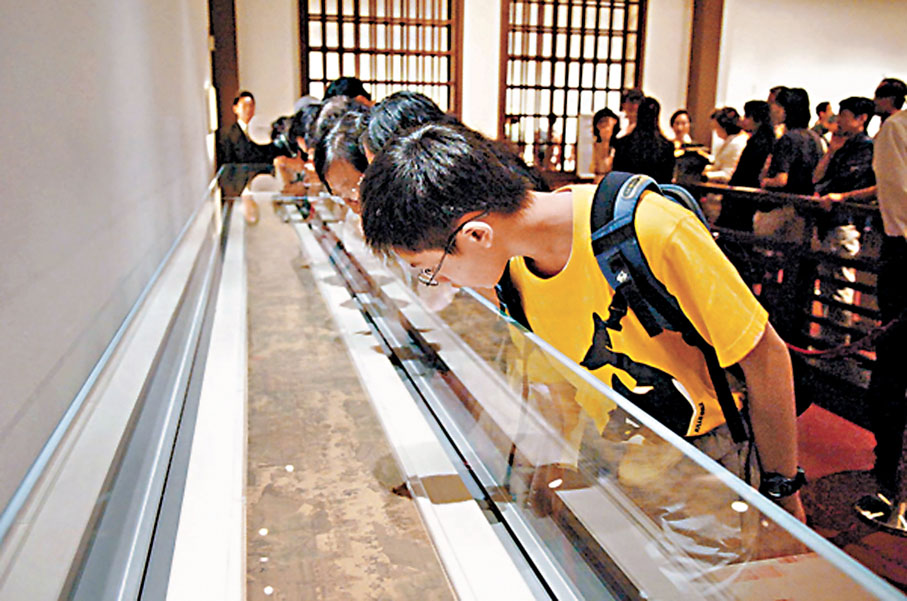 ●香港回歸10周年，北宋著名畫作《清明上河圖卷》來港展出。  資料圖片