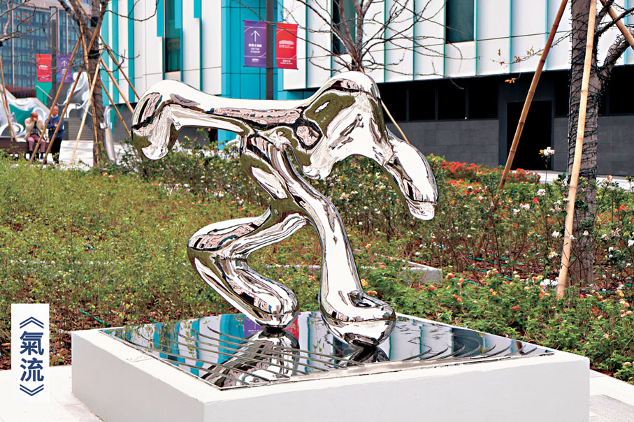 ●《氣流》組合的雕塑呈現不同競技運動的姿勢。