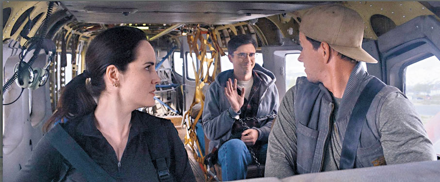 ●米雪道格莉飾演的警員奉命押送污點證人前往紐約。