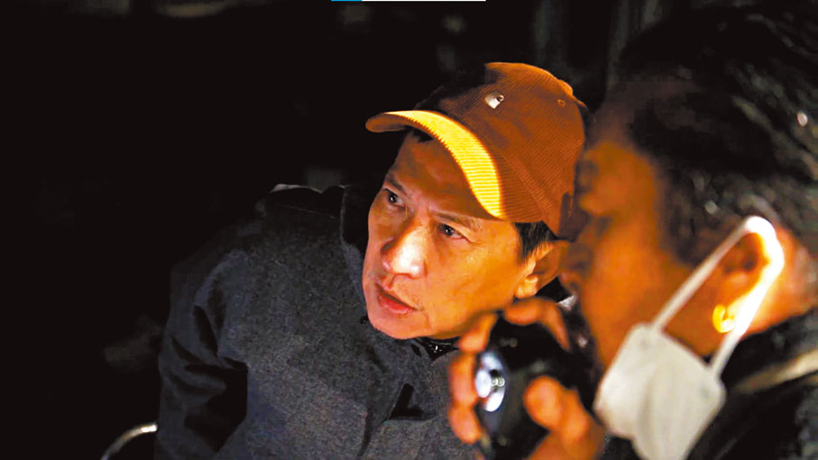●張家輝當導演會專注每一個鏡頭。  視頻截圖