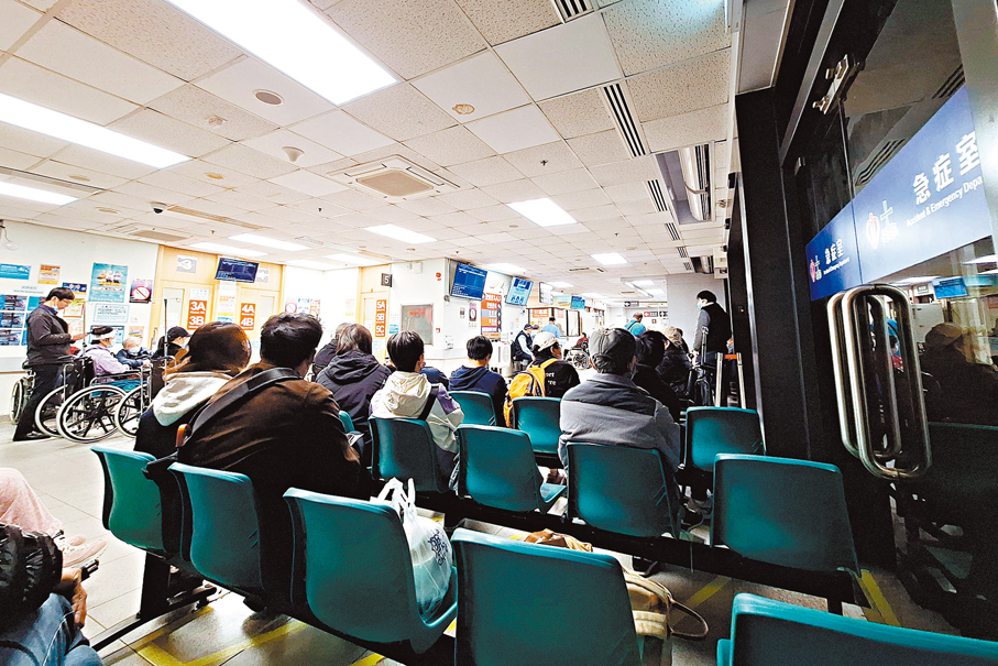 ●盧寵茂表示,急症室收費調整目的是引導市民珍惜急症室資源,避免濫用。圖為公立醫院急症室。 香港文匯報記者黃艾力 攝