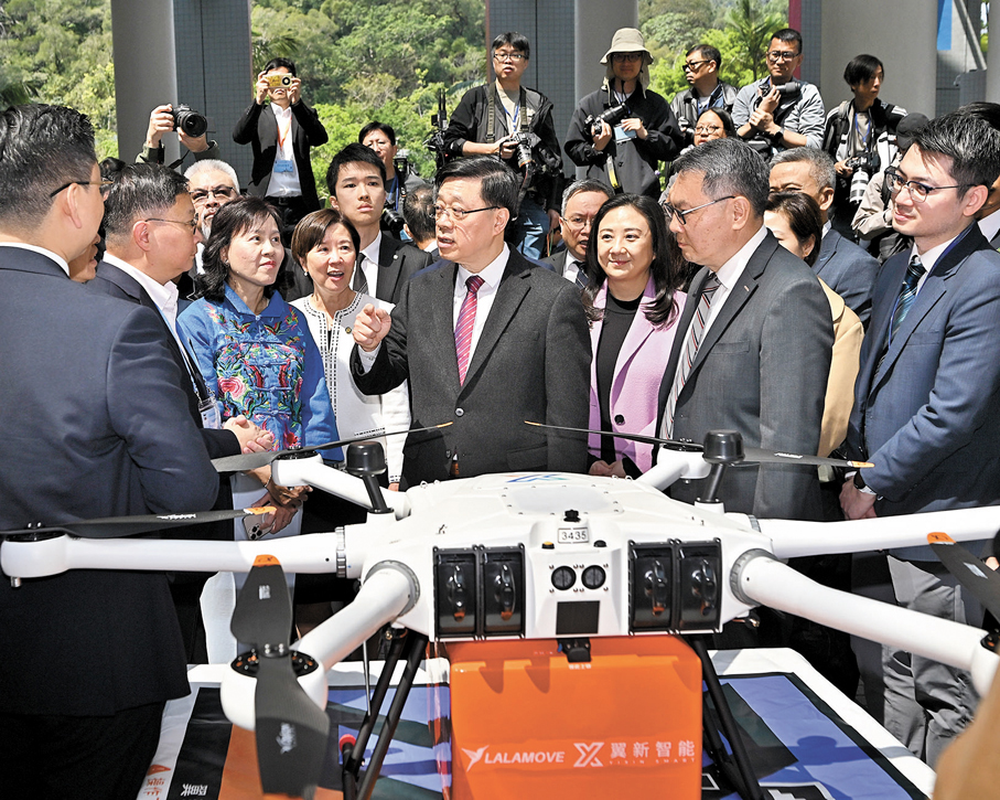 ●行政長官李家超昨日出席低空經濟「監管沙盒」啟動禮後,與運輸及物流局局長陳美寶、民航處處長廖志勇及其他嘉賓參觀展覽攤位。