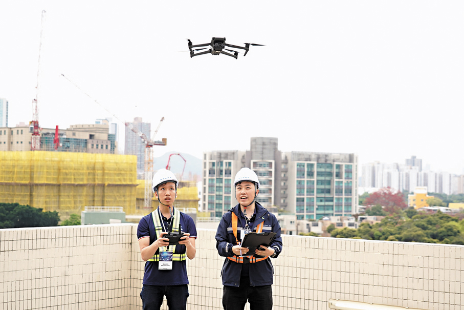 ●Alpha AI用無人機提供AI檢測,檢視建築、橋樑和山坡等耗損。 香港文匯報記者曾興偉 攝