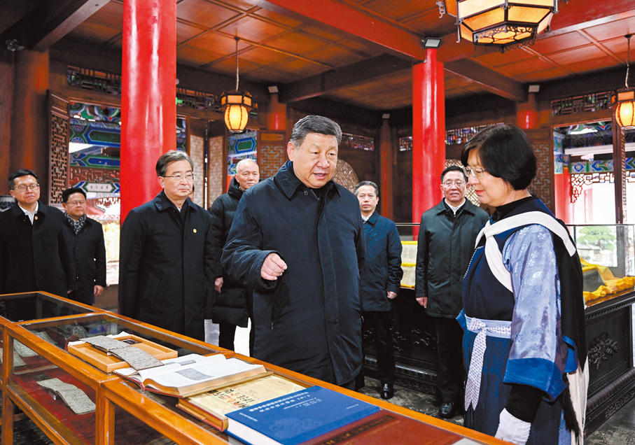 ●3月19日下午,習近平在麗江古城木氏土司府衙署參觀納西族東巴文化研究成果展示。 新華社
