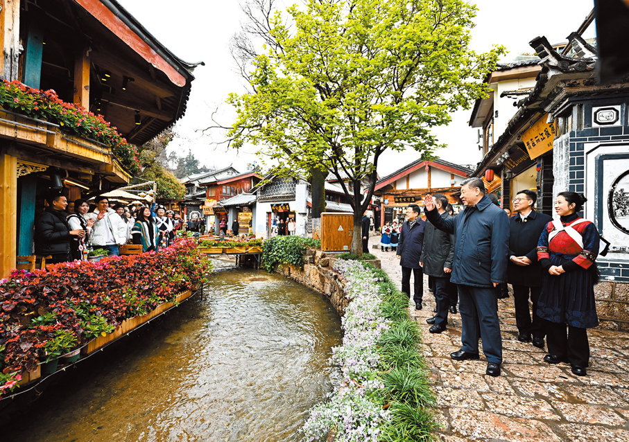 ●3月19日下午,習近平在麗江古城考察時,與居民、遊客互動交流。 新華社