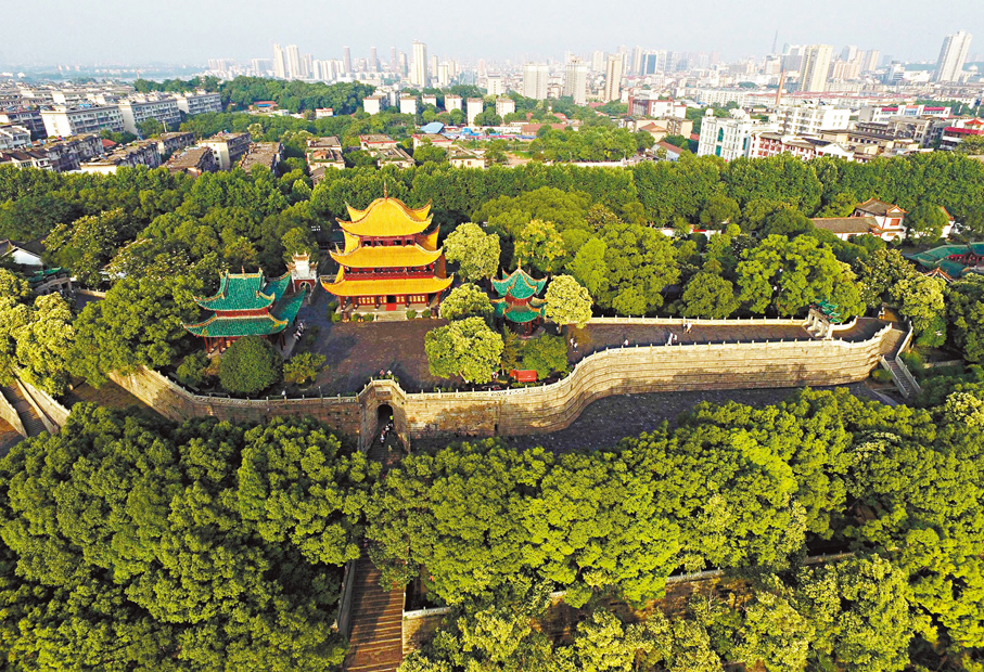 ●岳陽樓因范仲淹《岳陽樓記》而聞名。圖為航拍視角下的岳陽樓。 資料圖片