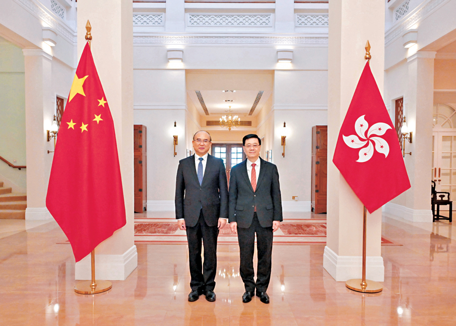 ●香港特區行政長官李家超(右)在禮賓府與黑龍江省委書記許勤(左)會面。 政府新聞處
