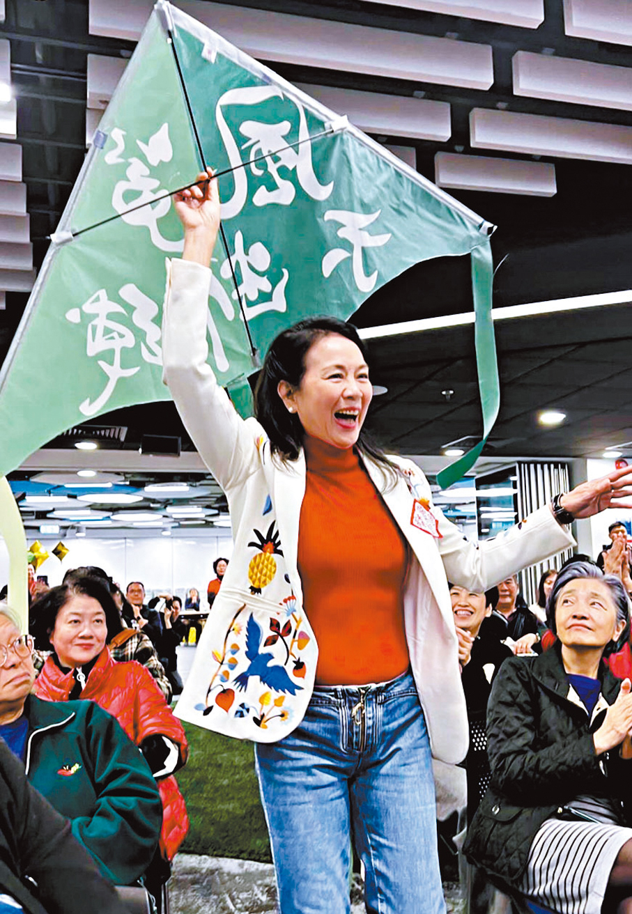 ●鄭文雅手持大型風箏走進新書《風箏不斷綫》發布會場。作者供圖