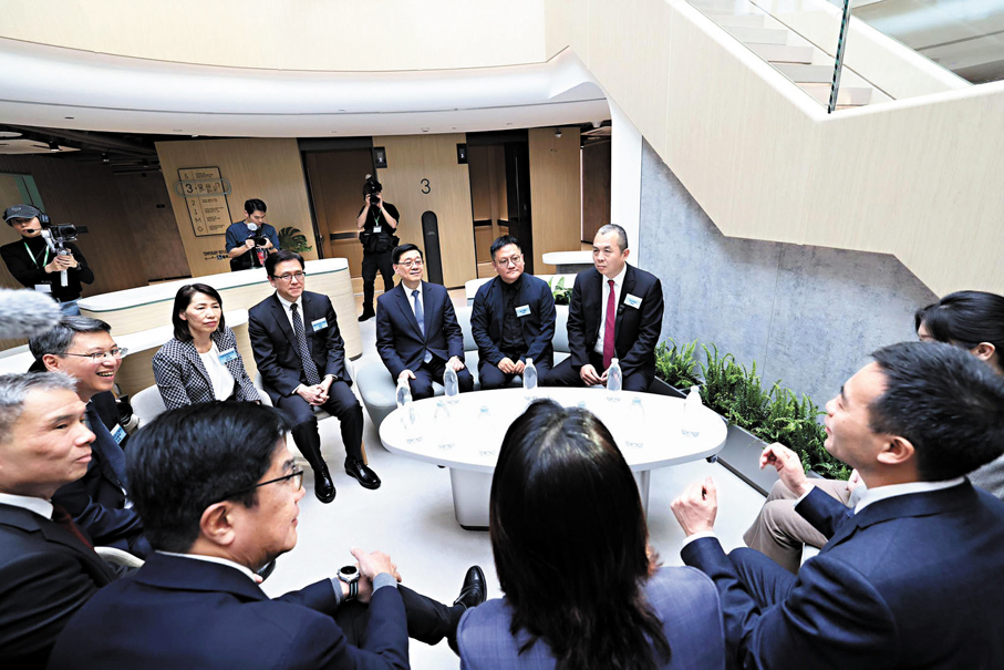 ●李家超在平頂典禮後到訪人才公寓,其後和有意落戶河套園區頂尖科技企業代表交流。
