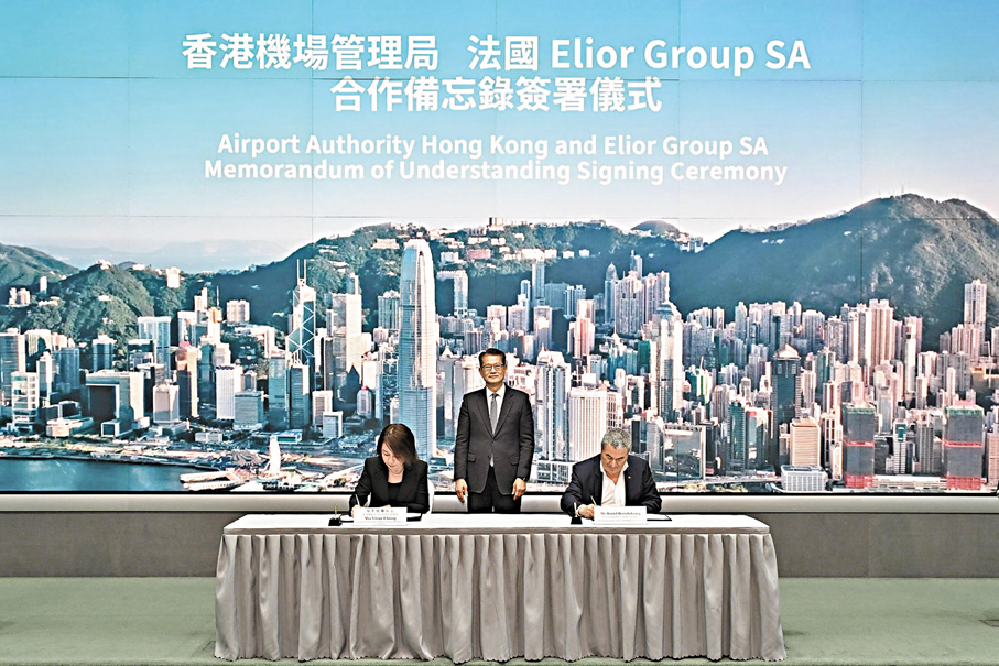 ●法國航空服務公司Elior Group SA主席兼行政總裁Daniel Derichebourg(右)與香港機管局署理行政總裁張李佳蕙(左)簽署合作備忘錄。財政司司長陳茂波(中)見證。
