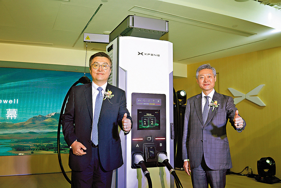 ●小鵬顧宏地（左）介紹超快充電樁。 官方供圖