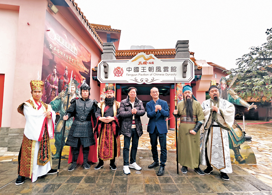 ●吳雨(中)與黎文卓(右三)期望風雲館可促進年輕一代對歷史的興趣。