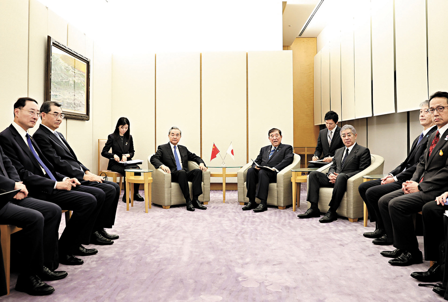 ●21日,王毅會見日本首相石破茂時表示,日方應堅持《中日聯合聲明》等四個政治文件確定的原則,維護好兩國關係的政治和法律基礎,切實履行在歷史和台灣問題上作出的重要政治承諾。 新華社