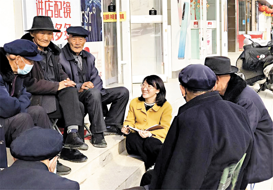 ●全國人大代表、蘭州新區城投集團瑞嶺物業公司職工趙振香(黃衣者)調研社區養老。 香港文匯報北京傳真