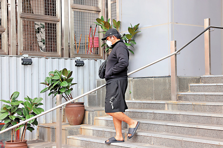 ●鍾翰林後父被帶返警署協助調查。 資料圖片