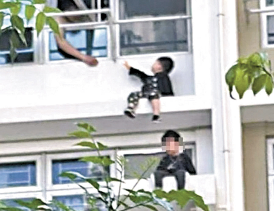 ●警員伸手先救回一名男童返回安全地方。 網上截圖