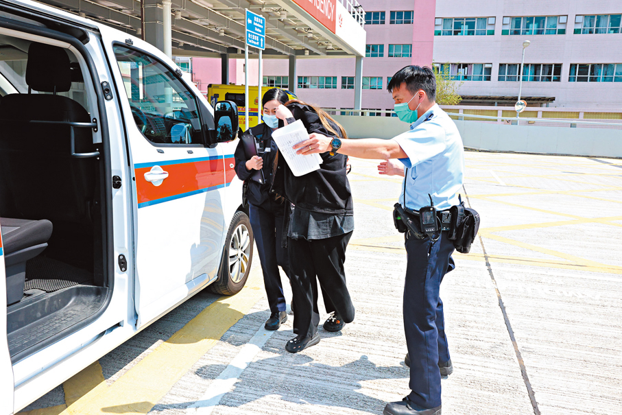 ●警方以涉嫌「對所看管兒童或少年人虐待或忽略」罪名,拘捕男童父母。 香港文匯報記者劉友光 攝