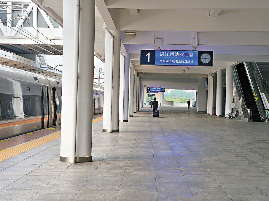 ●由香港西九龍直達湛江西站,車程為4小時17分鐘。