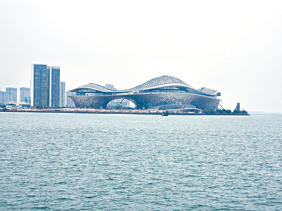 ●在金沙灣觀海長廊,可遠望湛江新地標文化中心仍在建設中。
