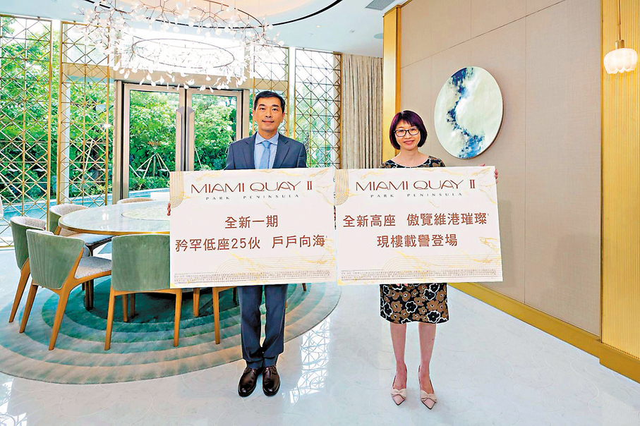 ●會德豐地產、恒地、新世界及帝國集團合作發展啟德「 MIAMI QUAY II」昨日上載售樓書,圖左為會德豐地產副主席兼常務董事黃光耀。
