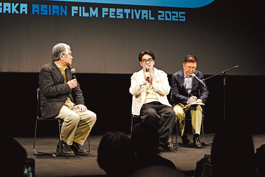 ●《久別重逢》導演梁禮彥(中)在電影放映後參加分享會與觀眾交流。 政府新聞處供圖