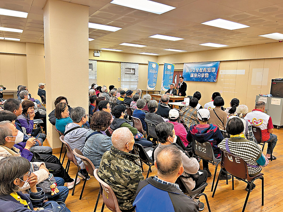 ●居民踴躍參加社區的愛國教育講座。 受訪者供圖