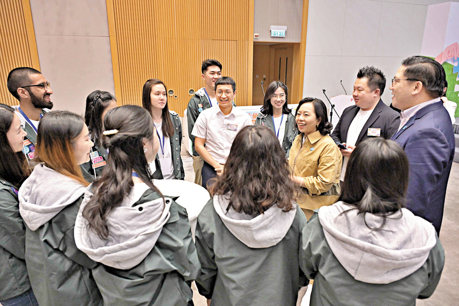 ●麥美娟（右三）、民青局副局長梁宏正（右一）及青年發展委員會副主席梁毓偉（右二）與YDC見習青年大使交流。 