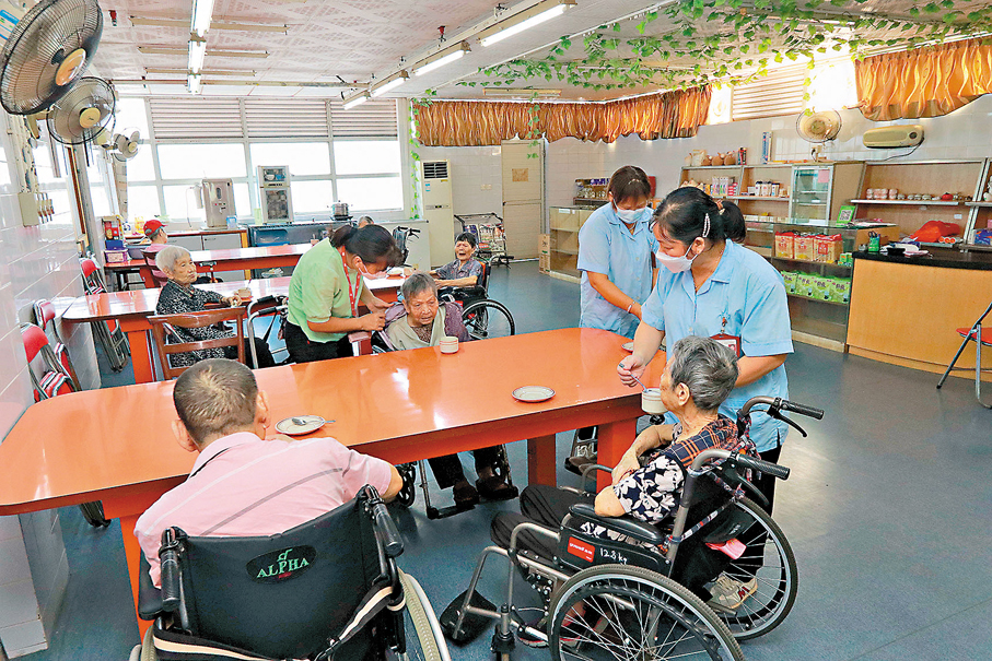 ●香港人口老齡化趨勢明顯,未來香港或許無法製造高端護老機器人,但可在應用程式開發上大展拳腳,硬件可交由內地生產。 資料圖片