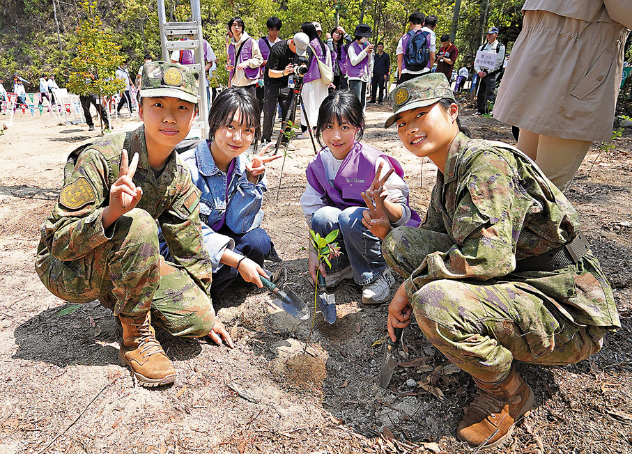 ● 約200名解放軍官兵到場,與市民一起植樹,為香港綠化出一分力。 香港文匯報記者曾興偉 攝